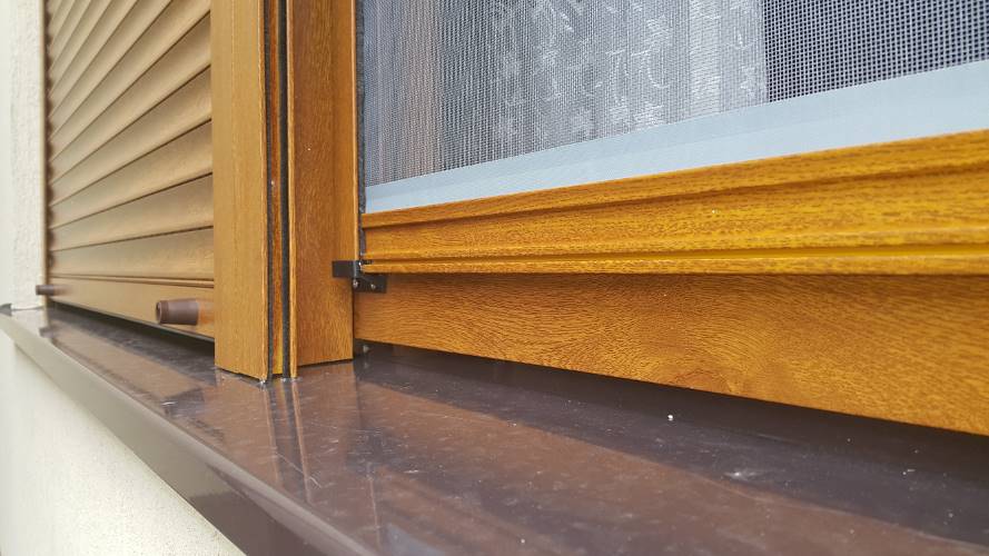 Plasa antiinsecte rulou montata intre rulou si fereastra